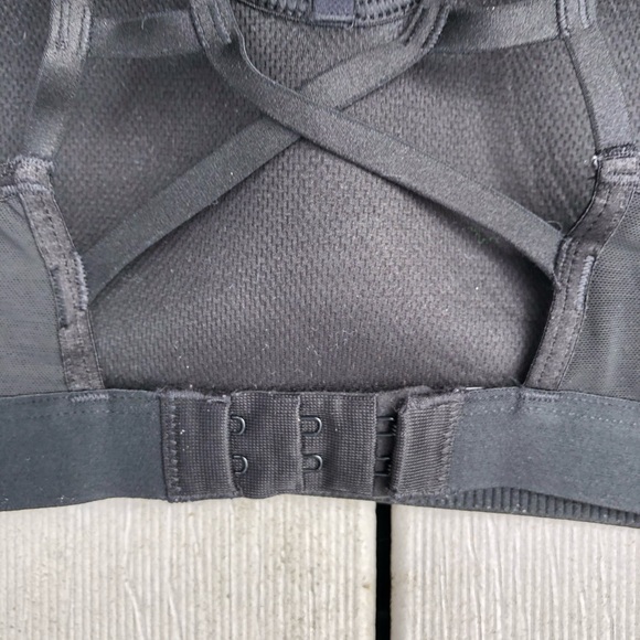 VICTORIA’S SECRET lightly lined sport bra, sz 32C - Picture 6 of 11